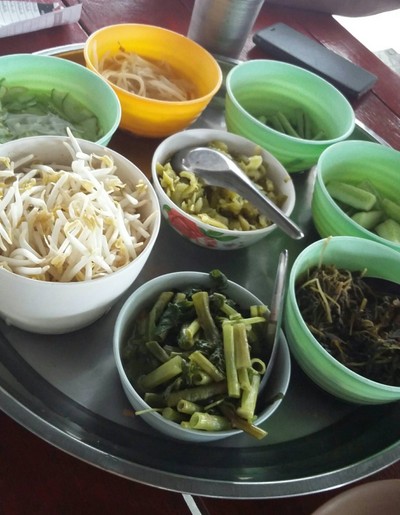 ผักลวกเครื่องเคียง