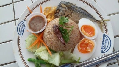 ข้าวคลุกน้ำพริกกะปิ ปลาทู ไข่ต้ม