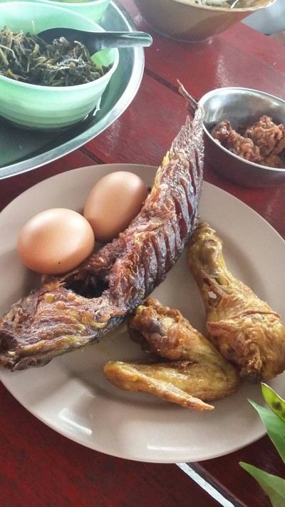 ไข่ต้ม ปลาดุกทอด ไก่ทอด