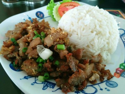 ข้าวเนื้อทอดกระเทียม