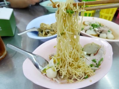บรรยากาศ รุ่งเรือง (ตั๋ง) ก๋วยเตี๋ยวหมู สุขุมวิท26 เจ้าเก่า ร้านหัวมุมนะจ๊ะ