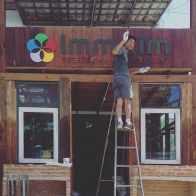 หน้าร้าน อิ่มเอม เวจเจทเทเรียน แอนด์ ไบค์ คาเฟ่