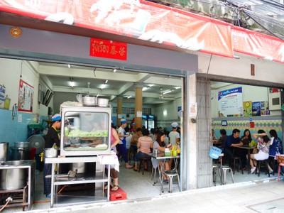 หน้าร้าน รุ่งเรือง (ตั๋ง) ก๋วยเตี๋ยวหมู สุขุมวิท26 เจ้าเก่า สุขุมวิท 26