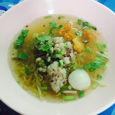 บะหมี่ลูกชิ้นหมูน้ำใส