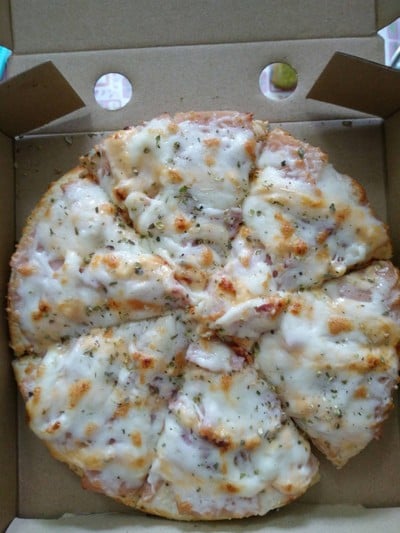 รสชาดอร่อยมาก ที่ถูกใจคือแป้ง กับชีสยืด ๆ ไซส์ M 79 บาทเองอ่ะ