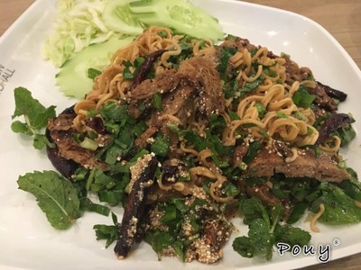 ลาบบะหมี่หมูทอดเจ