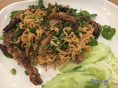 ลาบบะหมี่หมูทอดเจ