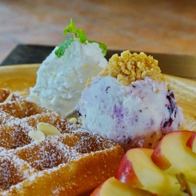 waffle Honey with Blueberry  cheese Pie icecream