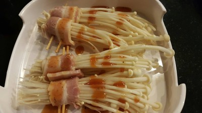 เบคอนพันเห็ดเข็มทอง