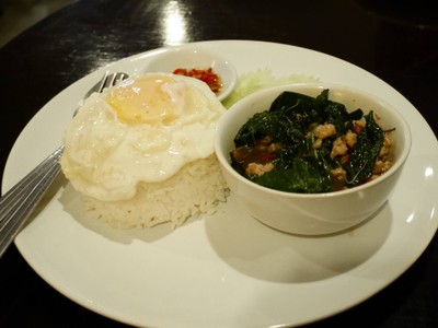 ผัดกระเพราหมู+ไข่ดาว ราดข้าว (59฿)