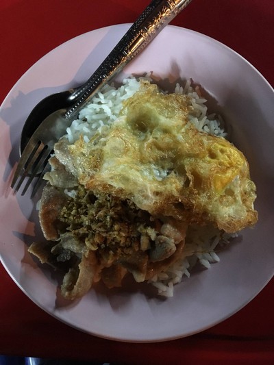 หมูกระเทียม+ไข่ดาว