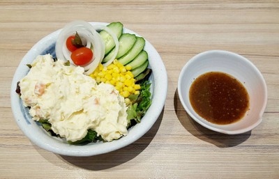 สลัดมันฝรั่งกับน้ำสลัดซีอิ๊วญี่ปุ่นวาซาบิ