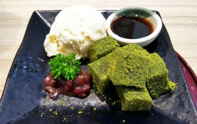 มัทฉะวาราบิโมจิกับไอศครีมวนิลลา ถั่วแดง น้ำเชื่อมคุโรมิตสึ