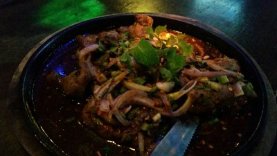 ยำคอหมูย่างกะทะร้อน