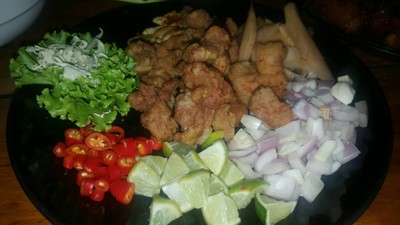 อยากทานมาก แต่แอบผิดหวังเล็กๆ ไม่มีซี่โครองให้แทะเลย และยังเหมือนทอดไว้ประมาณหนึ