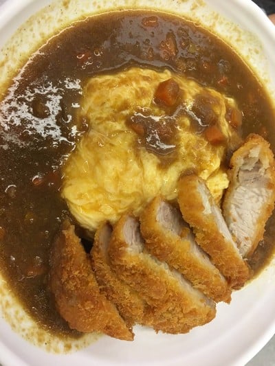 ข้าวแกงกะหรี่หมูทอดทงคัตสึ