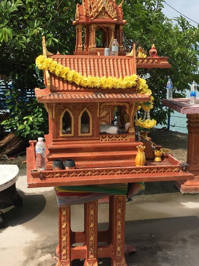 หน้าร้านมีศาลแมว 😂