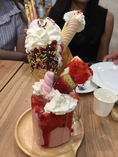 ครีมสตูดิโอ คาเฟ่ โทส เครป เย็น บราวนี่ ฟัดจ์ วาฟเฟิล ไอศรีม บิงซู พระราม2