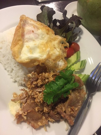 ข้าวหมูกระเทียมพริกไทย