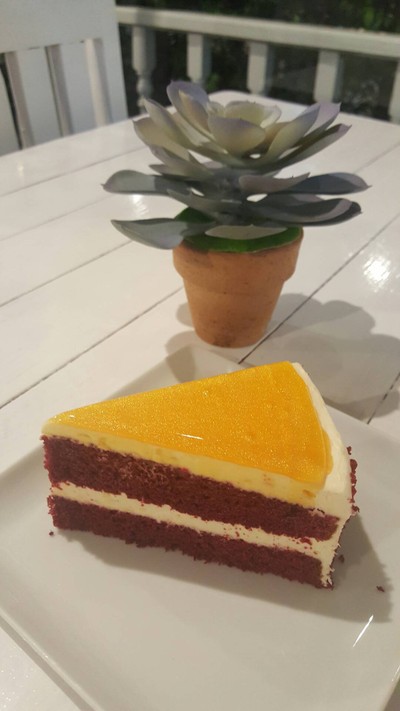 Red velvet cake .