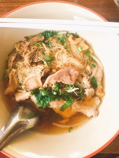 เส้นหมี่นุ่ม หมูตุ๋นไม่เหนียว ซุปนัว รอไม่นาน