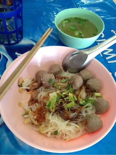 เส้นเล็กแห้งลูกชิ้น