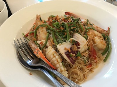 เส้นหมี่ผัดกระเฉดไฟแดง