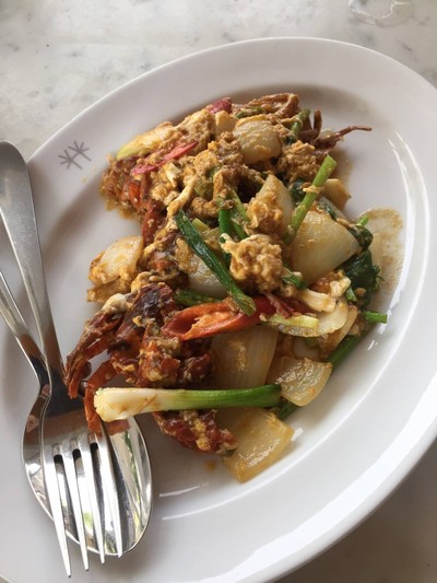 ปูนิ่มผัดผงกะหรี่ ราคา 650 บาท ยังไม่รวม Vat 7% และเซอร์วิสชาร์จ 10 %