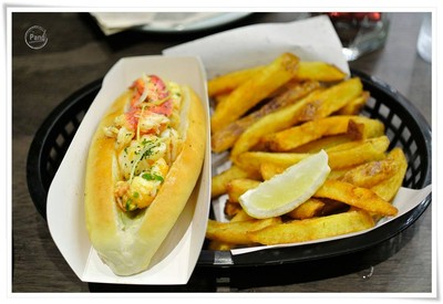 Lobster roll .