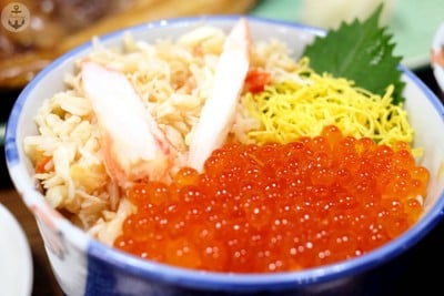 ข้าวหน้าเนื้อปูและไข่ปลาแซลมอน