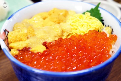 ข้าวหน้าไข่เม่นและไข่ปลาแซลมอน