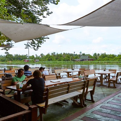 พริ้วลมชมน้ำ