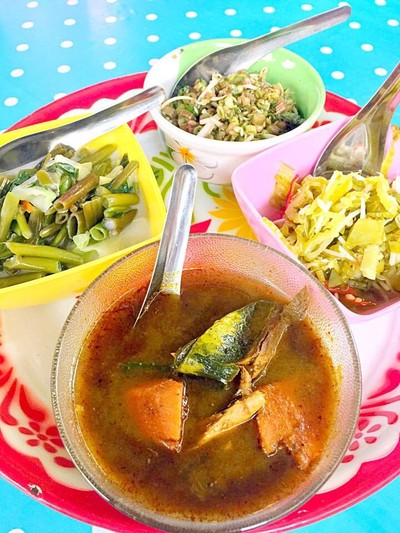 แกงไตปลา ผักดอง ผักต้มกะทิ