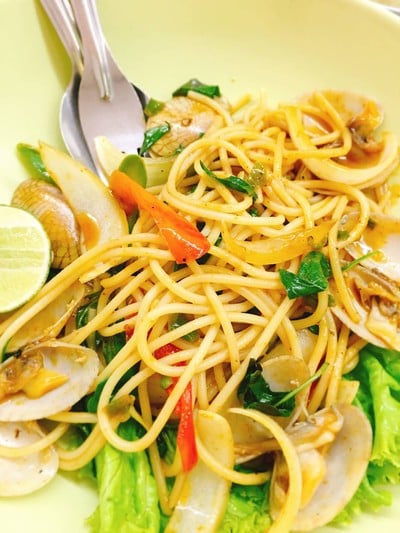 กวง ราดหน้ายอดผัก