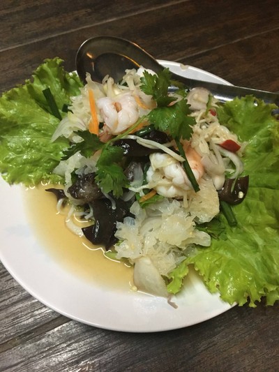 ยำเห็ดสามอย่าง