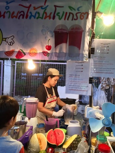 หน้าร้าน อ๋อมแอ๋ม น้ำผลไม้ปั่นโยเกิร์ต หลังมช.