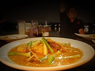 ราดหน้าปลากระพงทอด