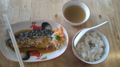 ข้าวปลาซาบะราดซอสญี่ปุ่น