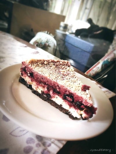 BLUEBERRY CRUMBLE CHEESECAKE