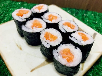 ข้าวห่อสาหร่ายไส้แซลม่อน