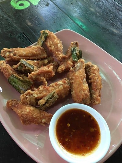 ร้านป้าเล็กกล้วยทอด  ขายทุกอย่างค่ะ ร้านกล้วยทอด ไข่เต่า บ้าบิ่น แซนวิช สลัด กาแฟ