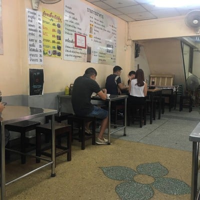 บรรยากาศ ข้าวมันไก่ เจ๊อ้วน .