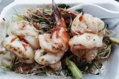 เส้นหมี่ผัดผักกระเฉดกุ้งสด
