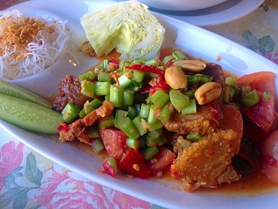 ส้มตำก้านคะน๊าหมูกรอบ