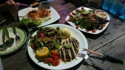 สเต็กเนื้อพร้อมเครื่องเคียงเปนมันบดทำเอง หอมๆนุ่มๆ ติดใจที่สุดอะ เนื้อหมักนิ่มมา