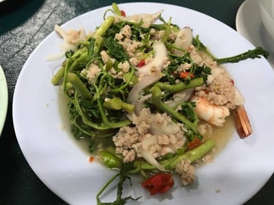 ยำผักกระเฉด