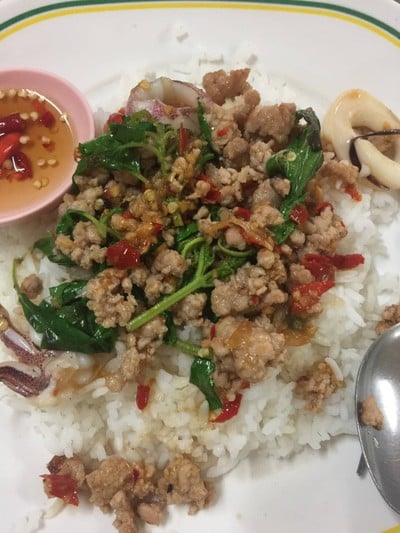 ข้าวราดผัดกะเพราหมูสับและปลาหมึก