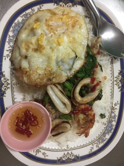 ข้าวราดผัดกะเพราทะเลไข่ดาว
