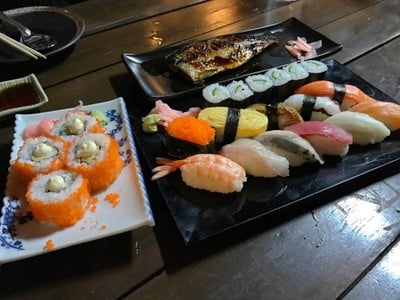 สามอย่างสามคน