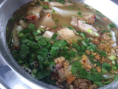 ก๋วยจั๊บน้ำใสหมูกรอบ